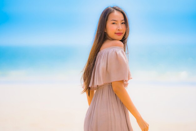 Glücklicher Weg des schönen jungen asiatischen Frauenlächelns des Porträts auf dem tropischen Naturstrandmeer im Freien