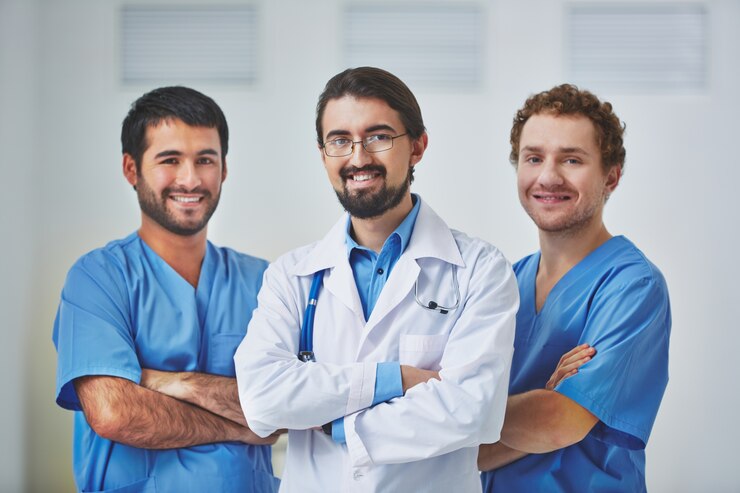 Kostenlose Foto glückliches ärzteteam im krankenhaus