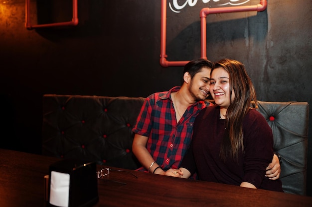 Glückliches asiatisches paar, das zeit zusammen im lounge-bar-club verbringt