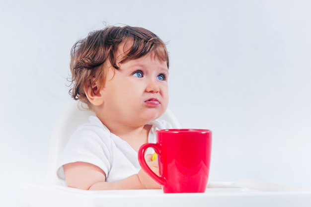 Glückliches Babysitzen und -essen