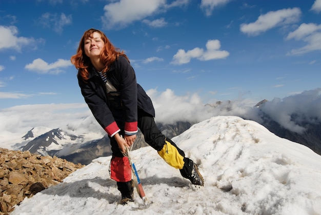 Glückliches Bergsteiger Mädchen