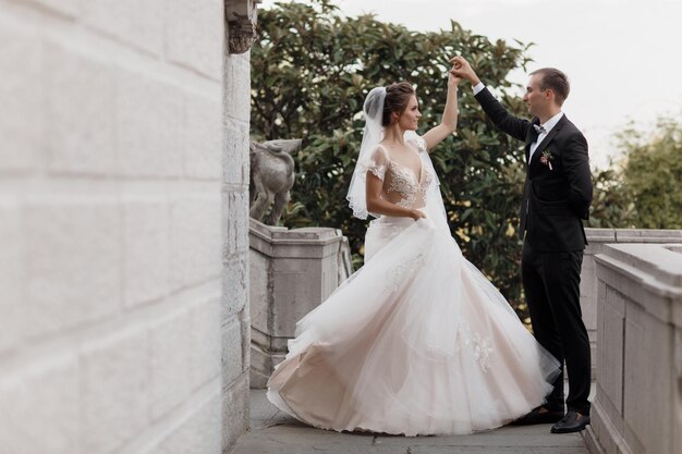 glückliches braut- und bräutigam-hochzeitspaar