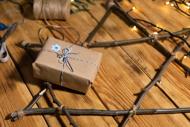 Kostenloses Foto glückliches chanukka-geschenk und symbol