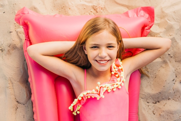 Glückliches dünnes Mädchen an den Strandsommerferien