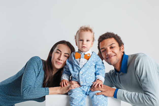 Glückliches Familienporträt. Interracial Ehe mit einem Baby