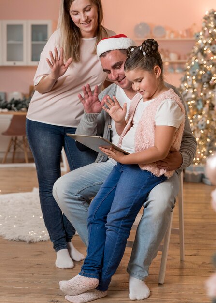 Glückliches Familienvideo, das Weihnachten anruft