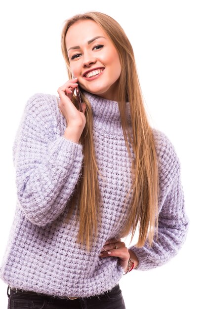 Glückliches Frauentelefon sprechen. Gesicht mit zahnigem Lächeln, isoliert über Weiß