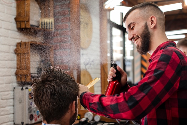 Glückliches haidresser Sprühkundenhaar