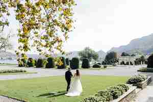 Kostenloses Foto glückliches hochzeitspaar im comer see, italien