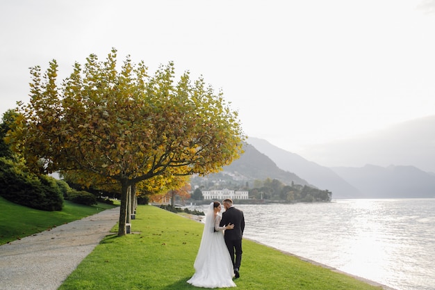 Glückliches Hochzeitspaar im Comer See, Italien