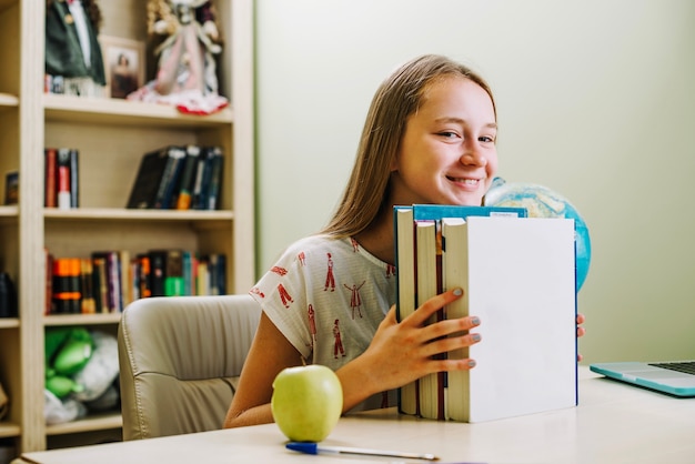 Glückliches jugendlich Mädchen mit Büchern