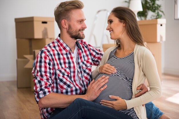 Glückliches junges Paar erwartet ihr erstes Kind