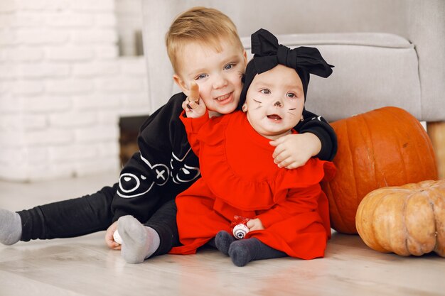 Glückliches Kind auf Halloween-Party. Kinderspaß drinnen. Bby trägt Kostüm. Konzept der Kinder bereit für eine Party.