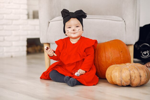 Glückliches Kind auf Halloween-Party. Kinderspaß drinnen. Bby trägt Kostüm. Konzept der Kinder bereit für eine Party.