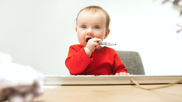 Glückliches Kind Baby Kleinkind sitzen mit Tastatur des Computers isoliert