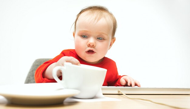 Glückliches Kind Baby Kleinkind sitzen mit Tastatur des Computers isoliert