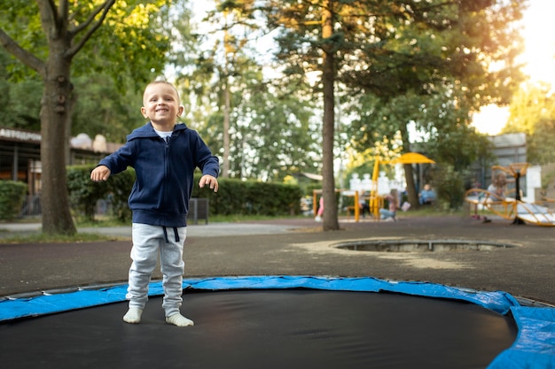 Kostenloses Foto glückliches kind, das draußen spielt