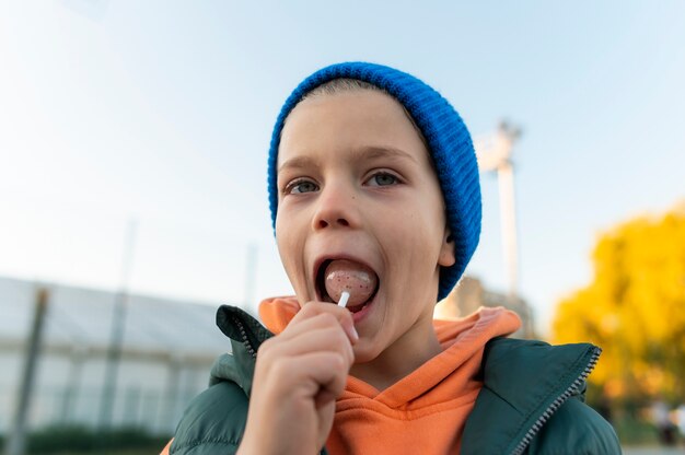 Glückliches Kind, das eine süße Leckerei genießt