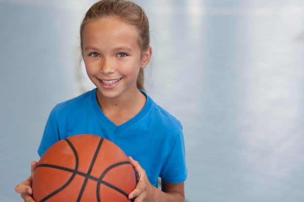 Kostenloses Foto glückliches kind, das ihren sportunterricht genießt