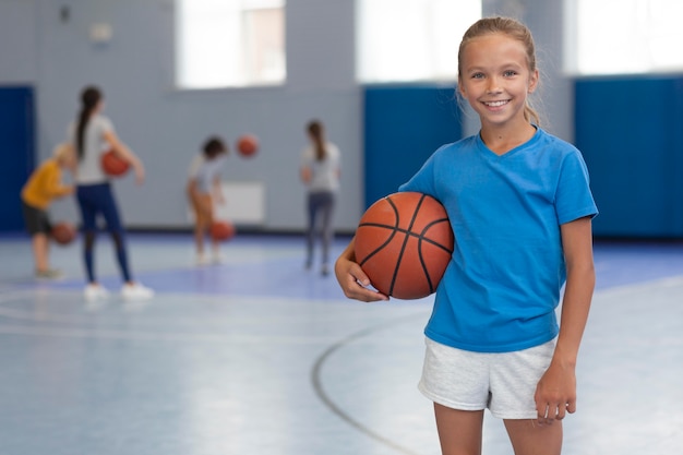 Kostenloses Foto glückliches kind, das ihren sportunterricht genießt