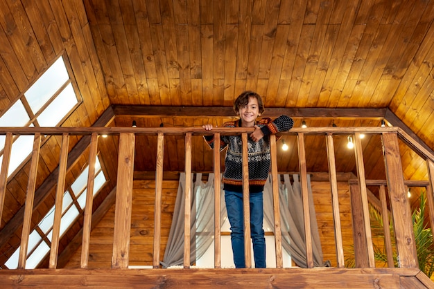 Glückliches Kind des vollen Schusses, das nahe der Balustrade aufwirft