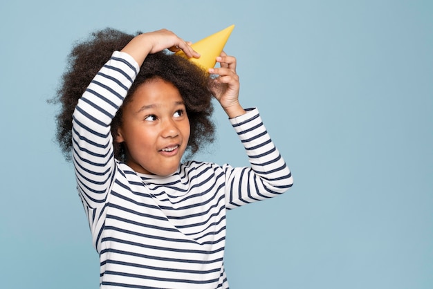 Glückliches kleines Mädchen, das ihren Geburtstag feiert