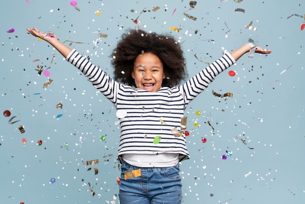 Glückliches kleines Mädchen, das ihren Geburtstag feiert