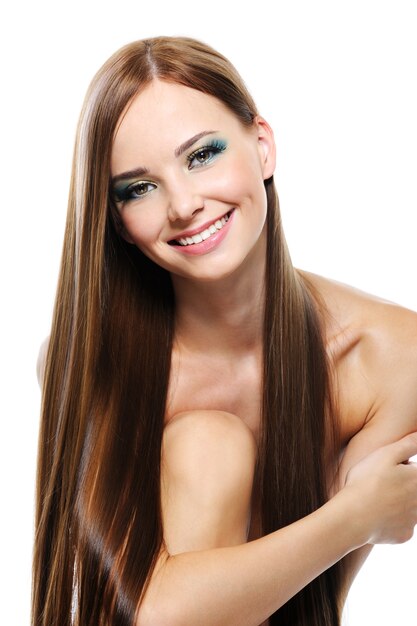 Glückliches lachendes junges Mädchen mit langen schönen glatten Haaren
