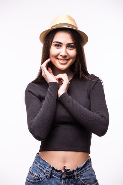 Glückliches, lachendes weibliches Modellprofil im schwarzen eleganten Hut auf blauem Hintergrund