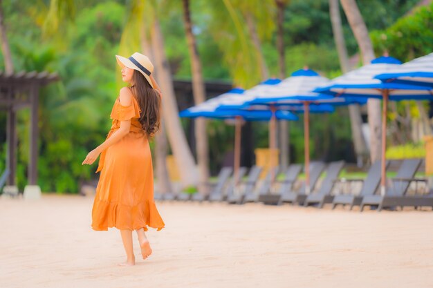 Glückliches Lächeln der schönen jungen asiatischen Frau des Porträts entspannen sich auf dem Strandseeozean