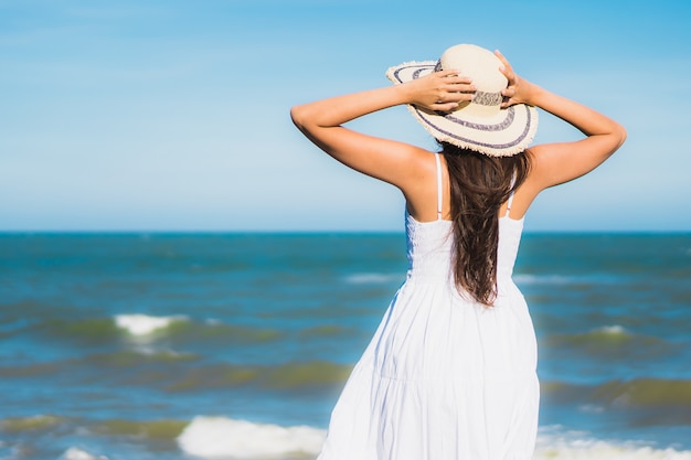 Glückliches Lächeln der schönen jungen asiatischen Frau des Porträts entspannen sich um neary Strand und Meer