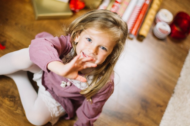 Kostenloses Foto glückliches mädchen am weihnachten