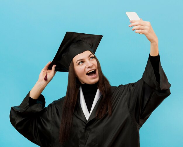 Glückliches Mädchen, das selfie nimmt