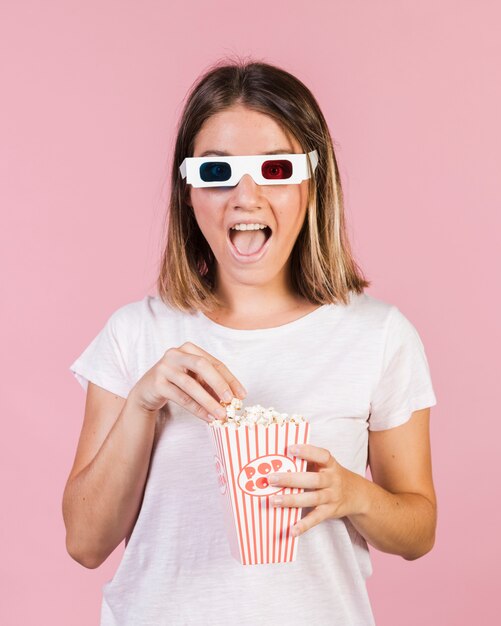 Glückliches Mädchen des mittleren Schusses mit Popcorn