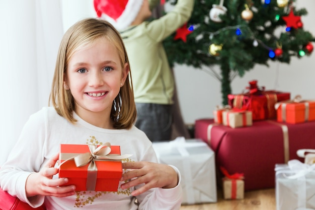 Glückliches Mädchen mit einem roten Geschenk