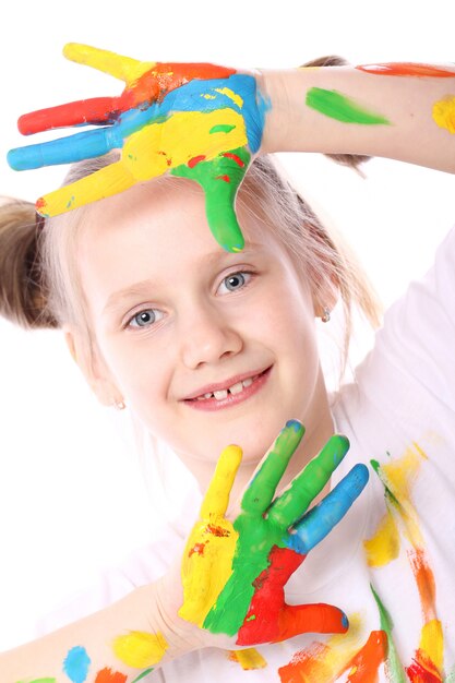 Glückliches Mädchen mit Farbe auf ihren Händen
