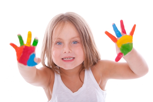 Glückliches Mädchen mit Farbe auf ihren Händen