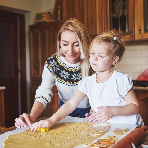 Glückliches Mädchen mit ihrem Mutterteig