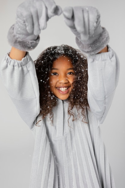 Glückliches Mädchen mit mittlerem Schneeschuss