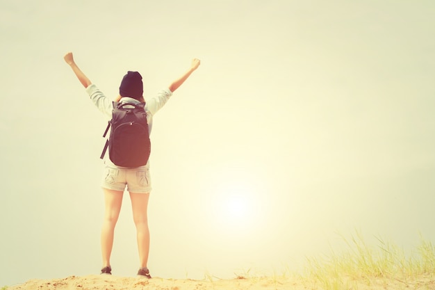 Glückliches Mädchen mit Rucksack