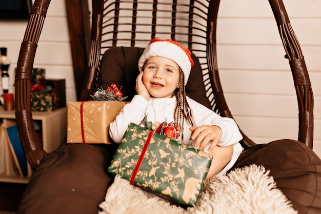 glückliches Mädchen mit Weihnachtsgeschenk