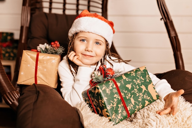 glückliches Mädchen mit Weihnachtsgeschenk