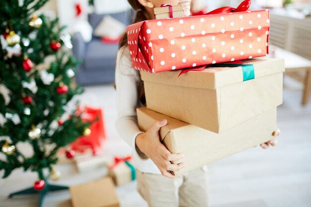 Glückliches Mädchen mit Weihnachtsgeschenken