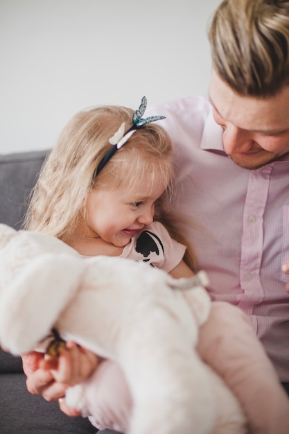 Glückliches Mädchen sitzt mit ihrem Vater