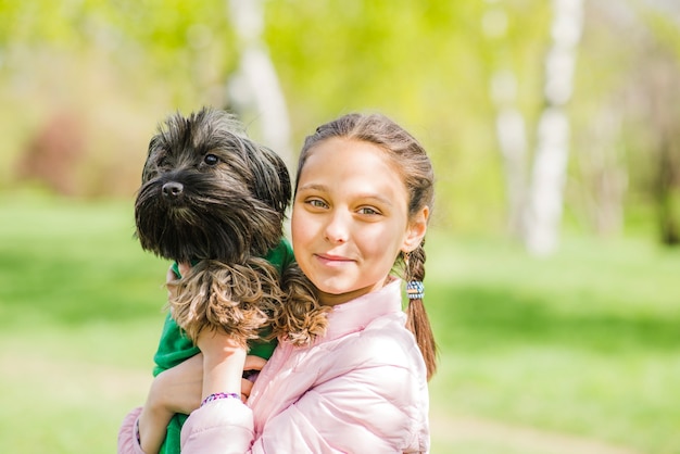 Glückliches Mädchen umarmt ihren Hund
