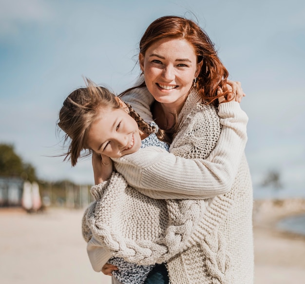 Glückliches Mädchen und Mutter, die Spaß zusammen haben