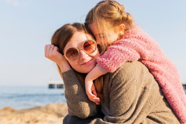 Glückliches Mädchen und Mutter im Freien