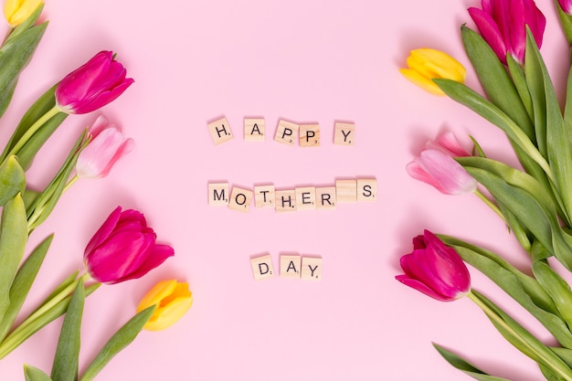 Glückliches Muttertagkonzept auf rosa Hintergrund