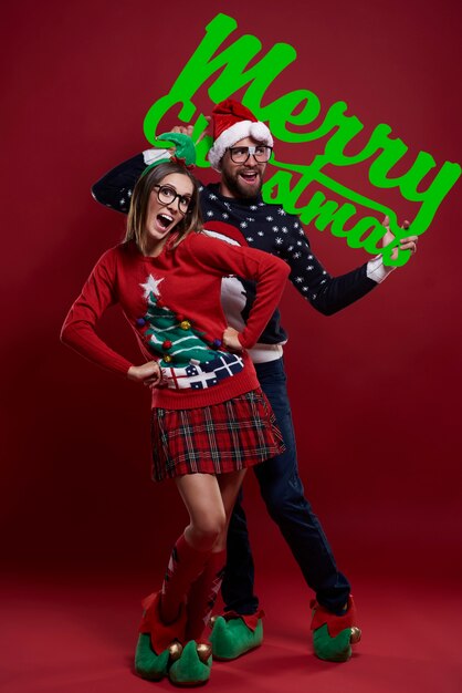 Glückliches Nerdpaar in Weihnachtskleidung isoliert