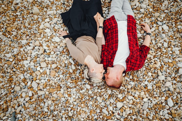 Kostenloses Foto glückliches paar am strand